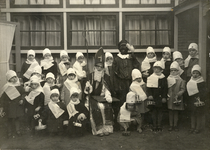835614 Afbeelding van het bezoek van Sinterklaas aan de Da Costa Kleuterschool (Scheldestraat 12) te Utrecht; links van ...
